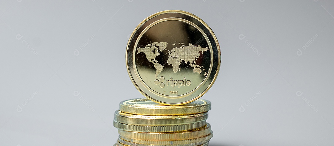 Pilha de moedas de criptomoeda dourada (XRP), é dinheiro digital dentro da rede, é trocada usando tecnologia e troca online na Internet. Conceito financeiro.