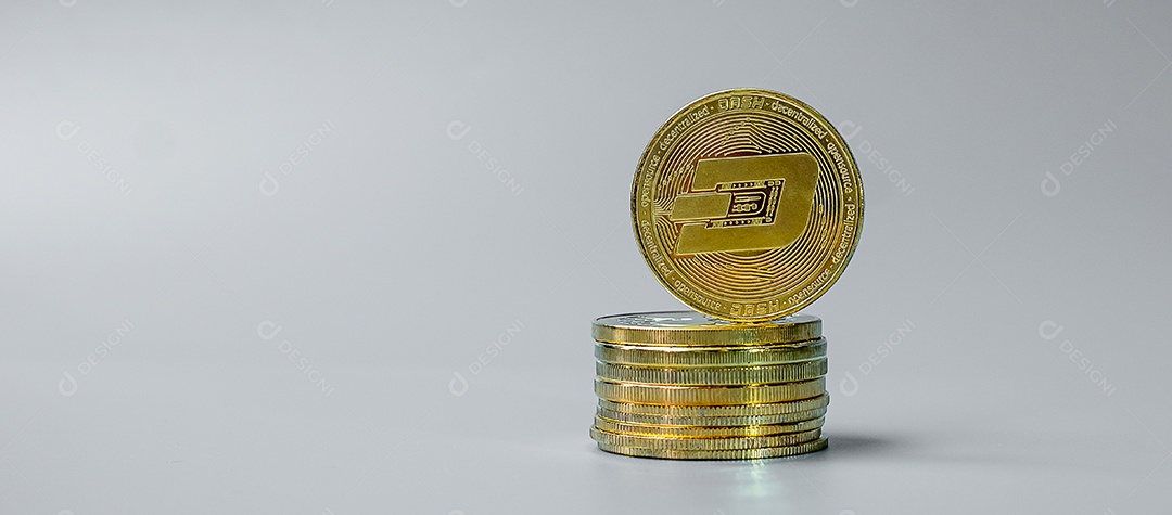 Pilha de moedas de criptomoeda, digital dinheiro dentro da rede, é trocada usando tecnologia e troca de internet online. Conceito financeiro.