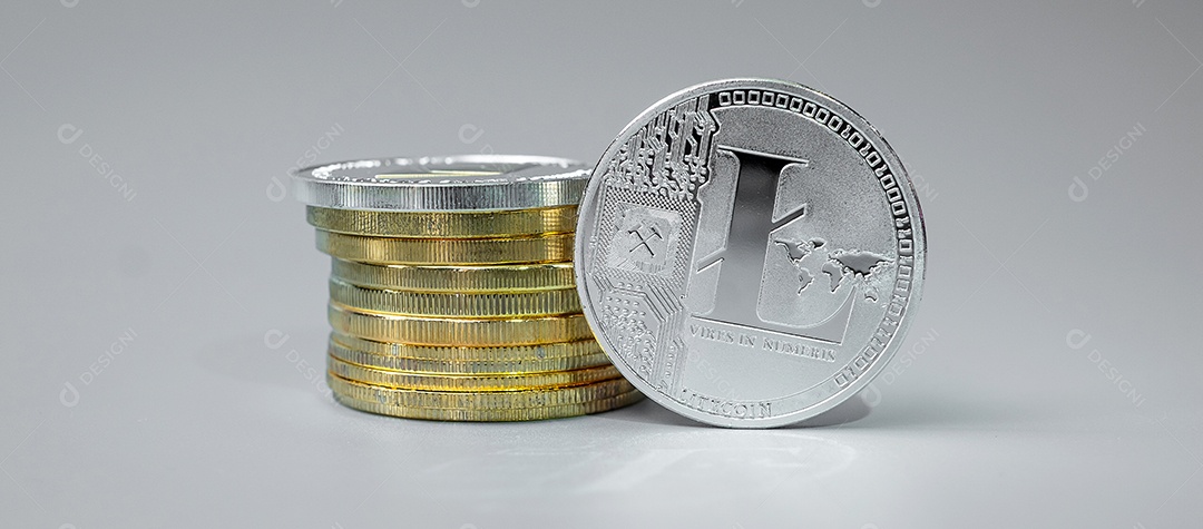 A pilha de moedas de criptomoeda Silver (LTC), é dinheiro digital dentro da rede, é trocada usando tecnologia e troca de internet online. Conceito financeiro.
