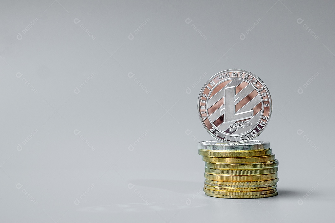 A pilha de moedas de criptomoeda Silver (LTC), é dinheiro digital dentro da rede, é trocada usando tecnologia e troca de internet online. Conceito financeiro.