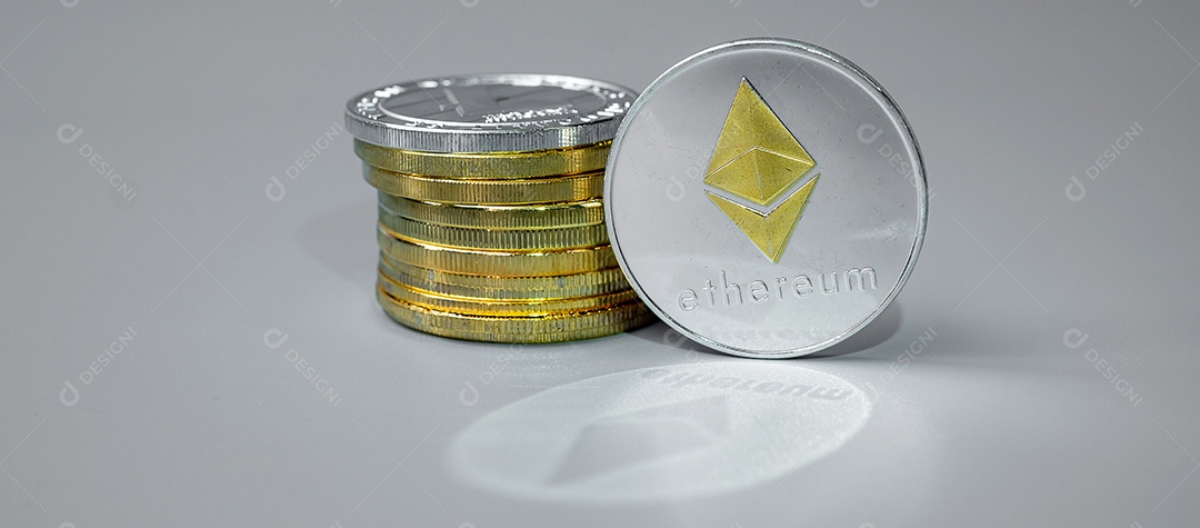 A pilha de moedas de criptomoeda Silver (ETH), é dinheiro digital dentro da rede, é trocada usando tecnologia e troca de internet online. Conceito financeiro.