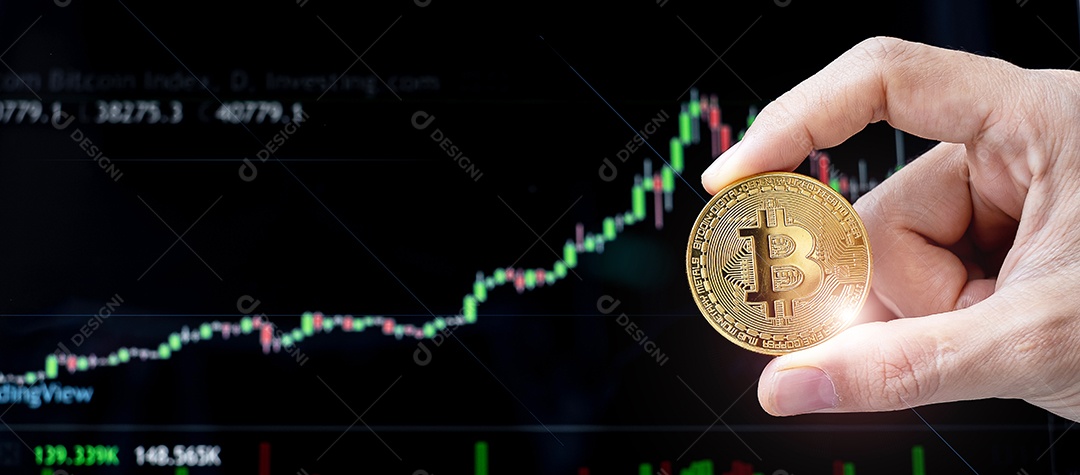 Moeda de criptomoeda Bitcoin dourada com fundo de gráfico de vela, é dinheiro digital dentro da rede, é trocado usando tecnologia e troca de internet online. Conceito financeiro