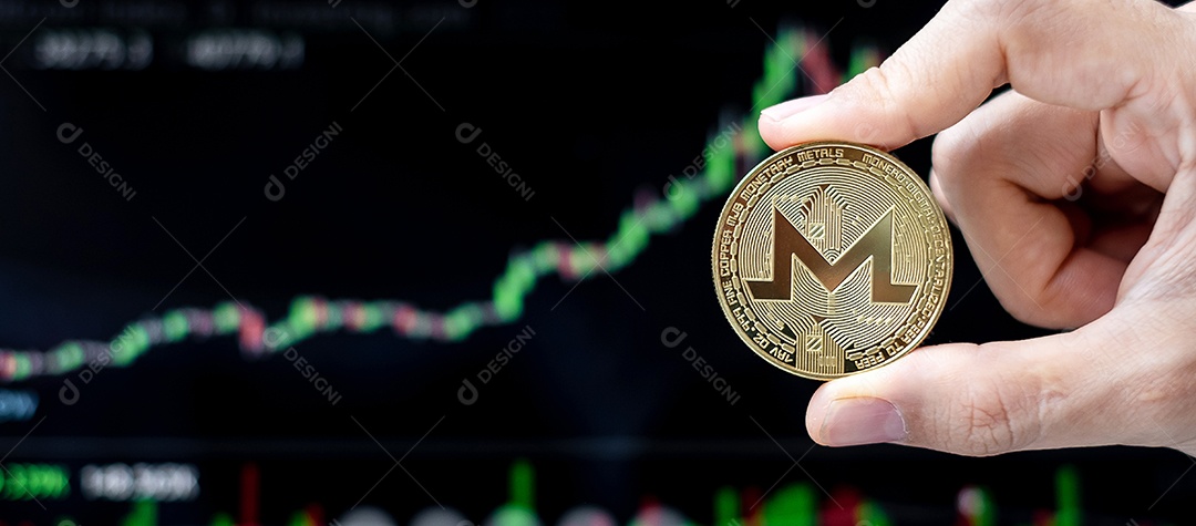 Moeda de criptomoeda Golden (XMR) com fundo de gráfico de vela, é dinheiro digital dentro da rede, está usando tecnologia e troca de internet online.