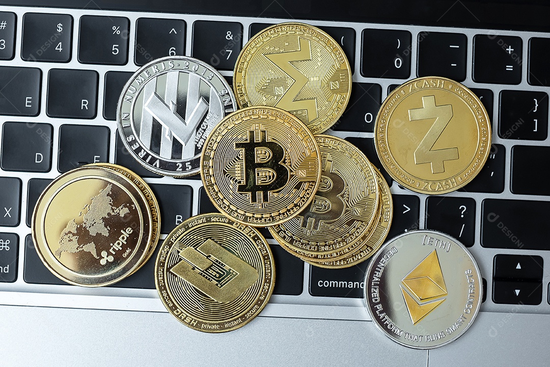 Criptomoeda dourada e prateada no teclado do laptop, moedas Bitcoin. É dinheiro digital dentro da rede.