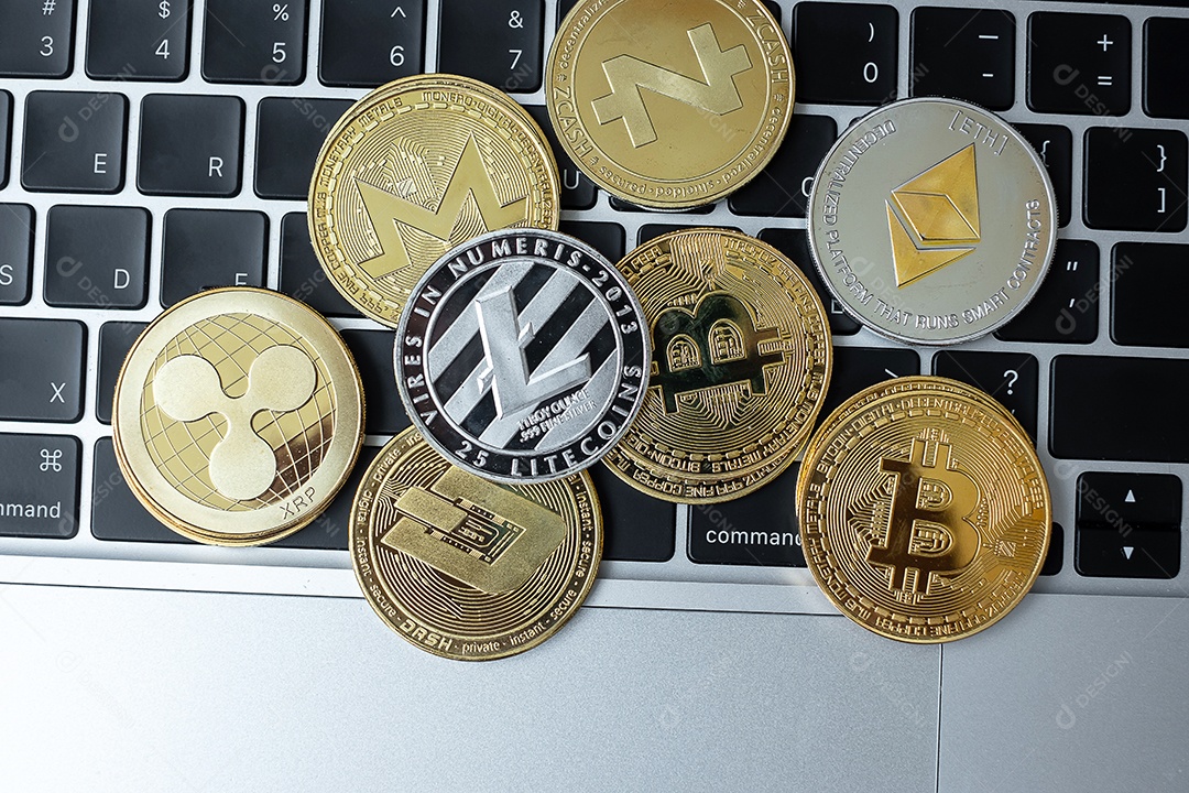 Criptomoeda dourada e prateada no teclado do laptop, moedas Bitcoin. É dinheiro digital dentro da rede.