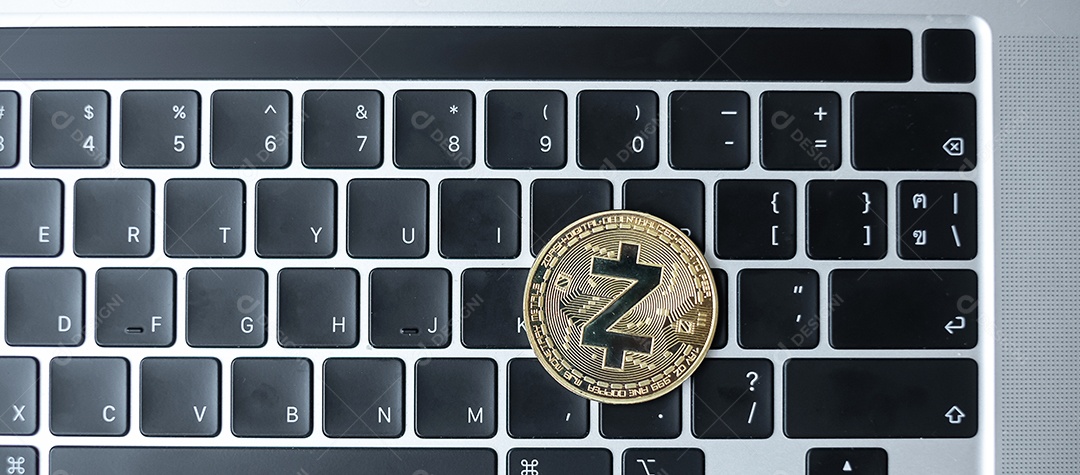 Criptomoeda dourada no teclado portátil, moeda. É dinheiro digital dentro da rede.