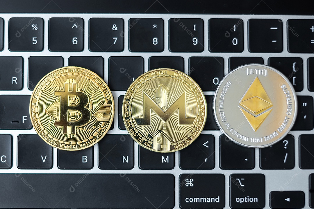 Criptomoeda dourado e prateado no laptop do teclado, moedas bitcoin, é dinheiro digital dentro da rede.