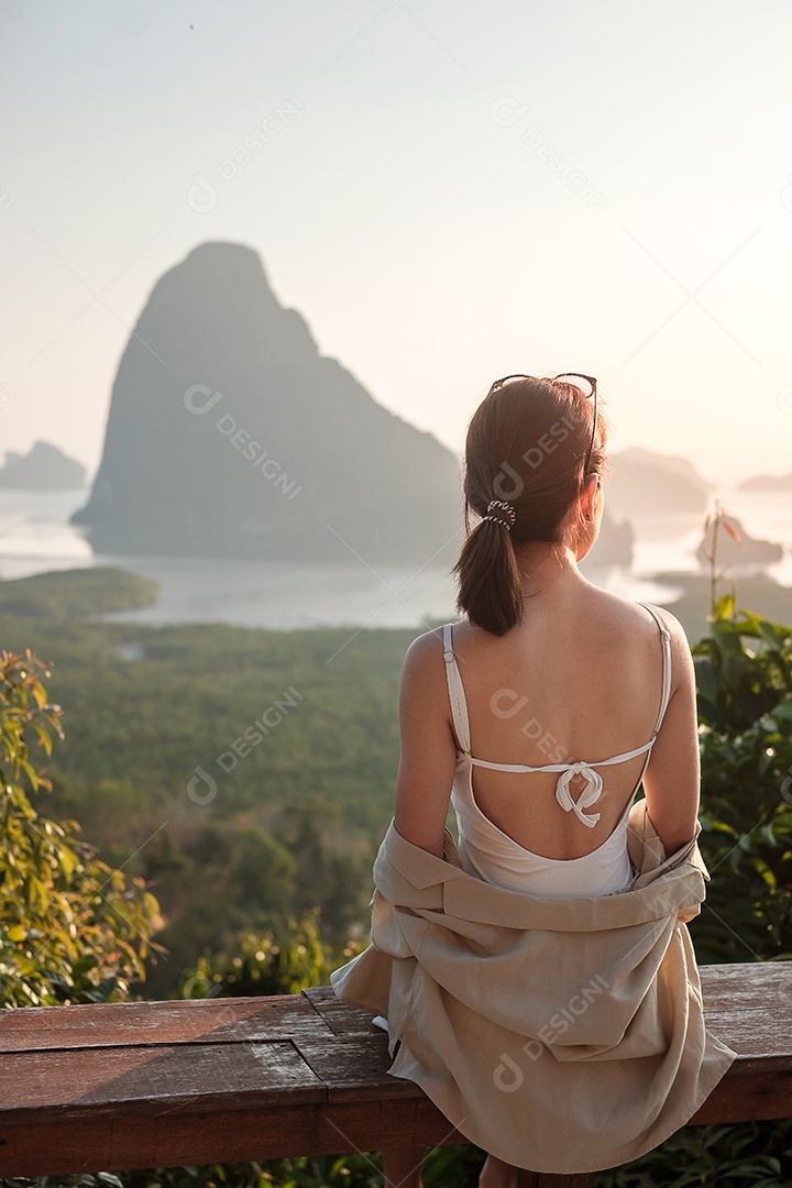 Mulher viajante feliz desfruta do ponto de vista da baía.