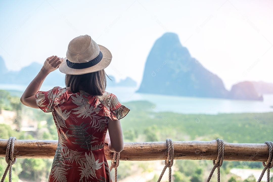 Mulher viajante feliz desfruta do ponto de vista da baía de Phang Nga, sozinho Touri