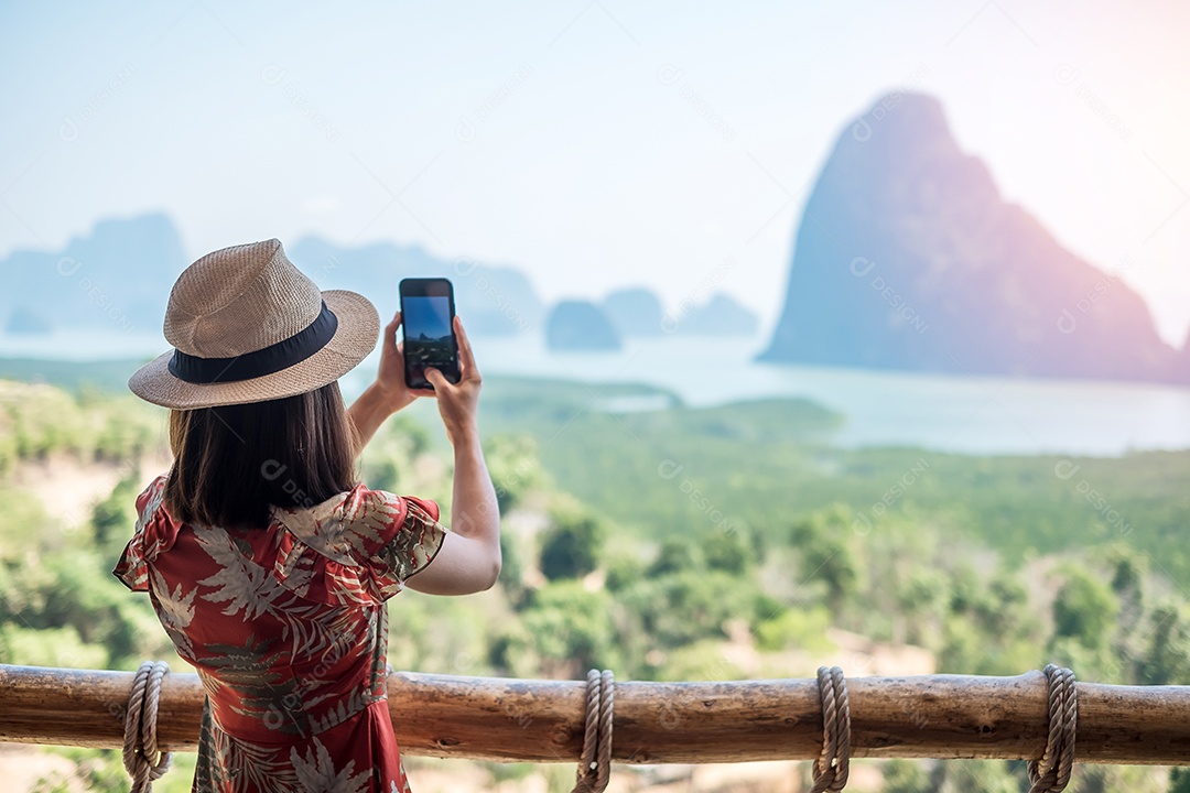 Mulher viajante feliz desfruta do ponto de vista da baía de Phang Nga, sozinho Touri
