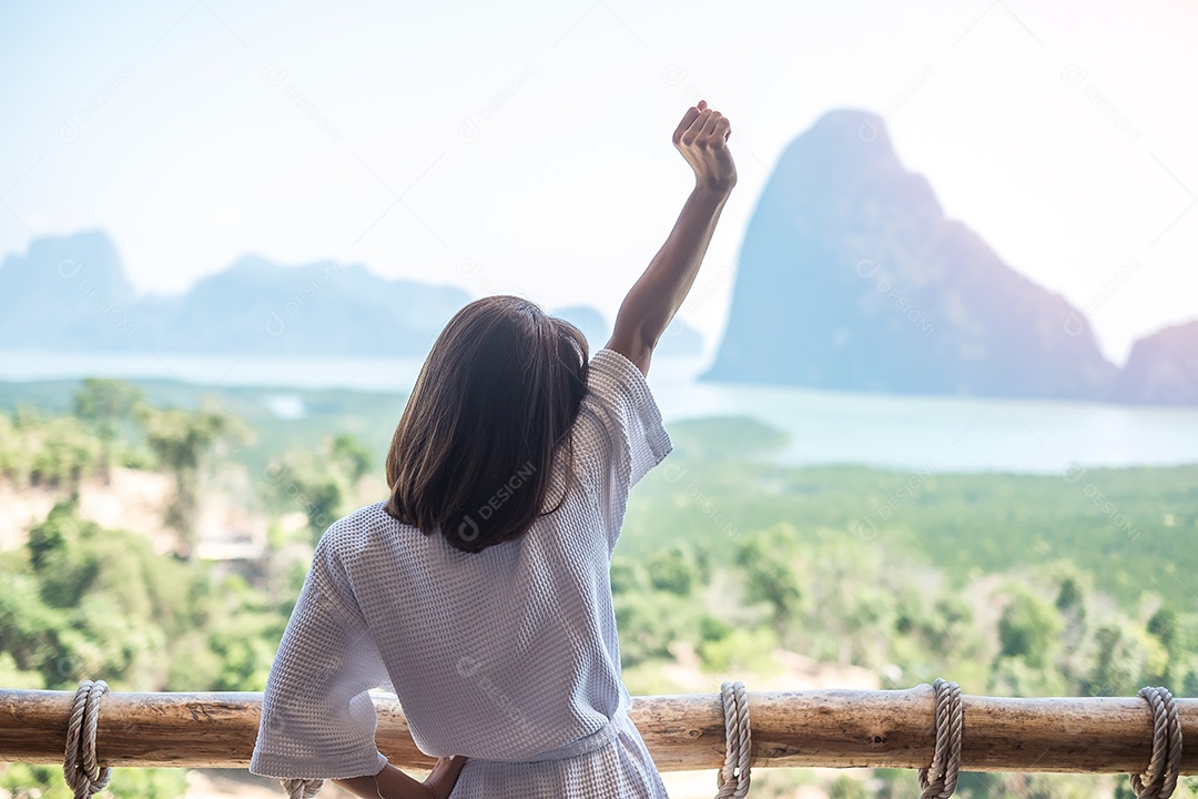 Mulher viajante feliz desfruta do ponto de vista da baía de Phang Nga, sozinho Touri