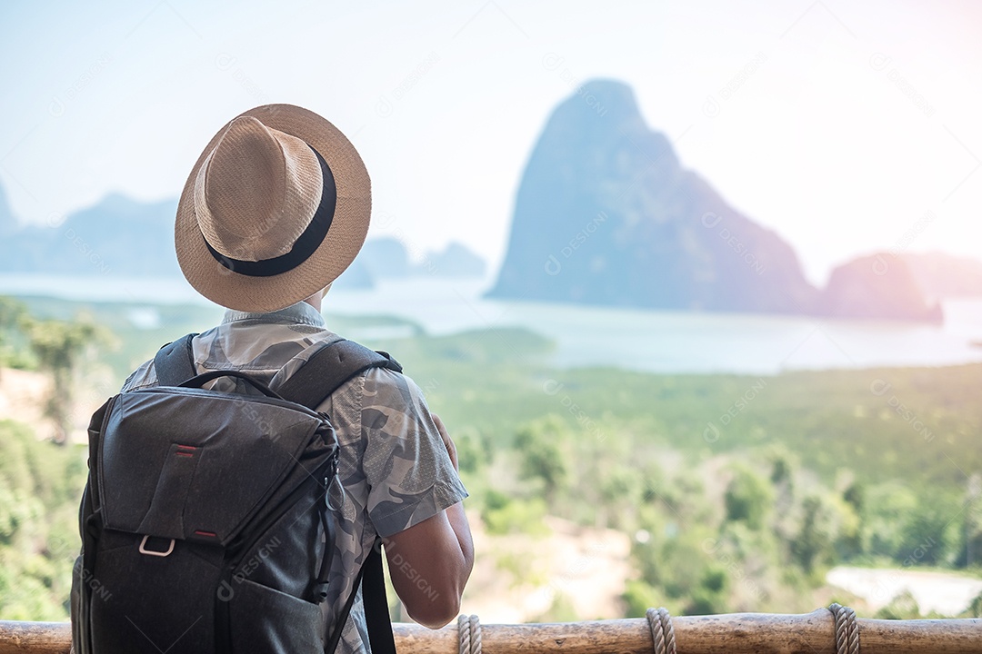 Viajante feliz desfruta do ponto de vista da baía de Phang Nga, turista sozinho