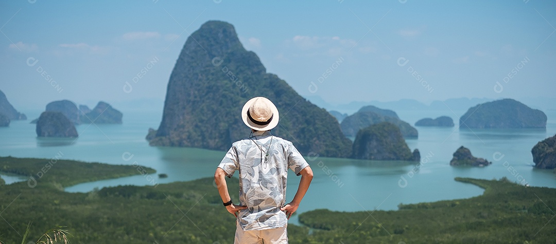 Viajante feliz desfruta do ponto de vista da baía de Phang Nga, turista sozinho
