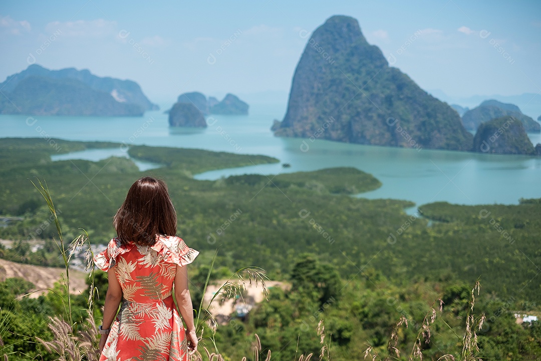 Mulher viajante feliz desfruta do ponto de vista da baía de Phang Nga, sozinho Touri