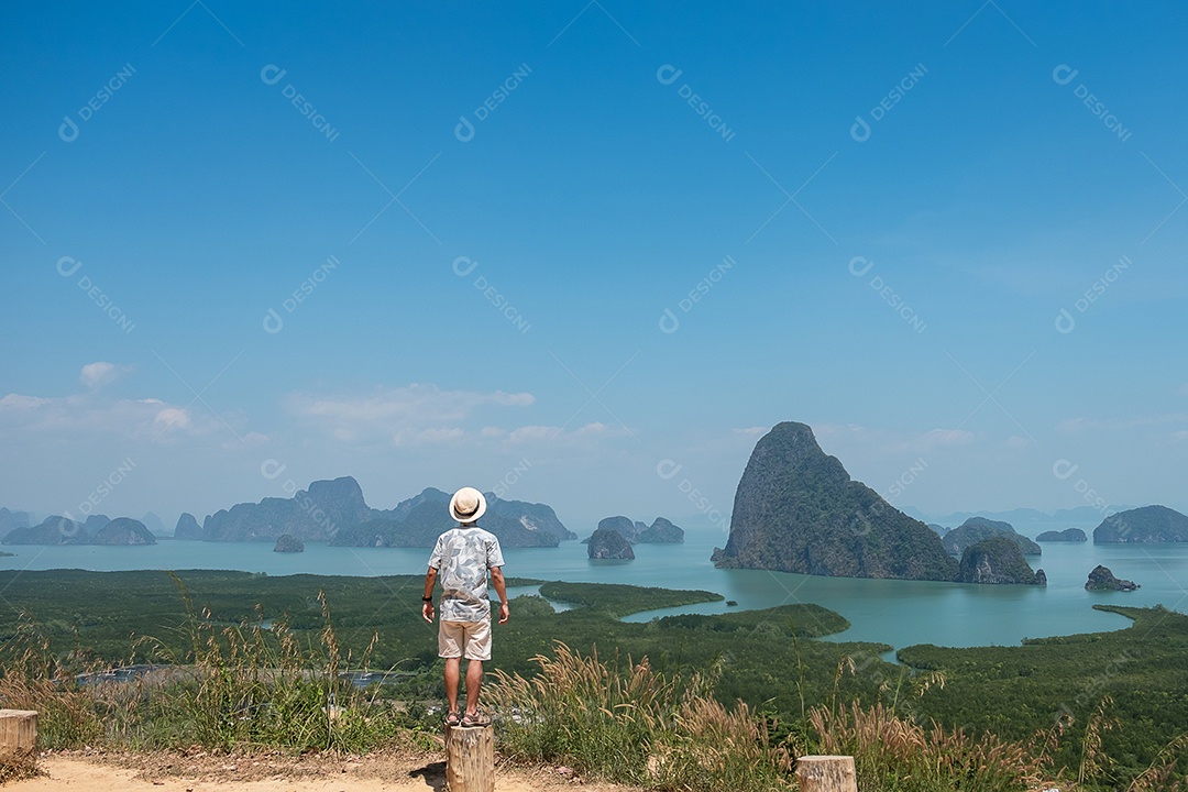 Viajante feliz desfruta do ponto de vista da baía de Phang Nga, turista sozinho