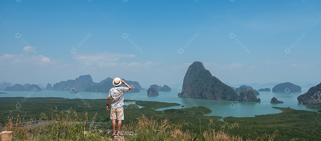 Viajante feliz desfruta do ponto de vista da baía de Phang Nga, turista sozinho