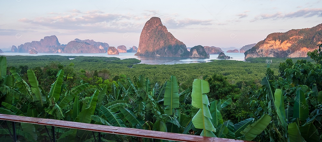 Ponto de vista da baía de Phang Nga do cenário em Samet Nang She perto de Phuket