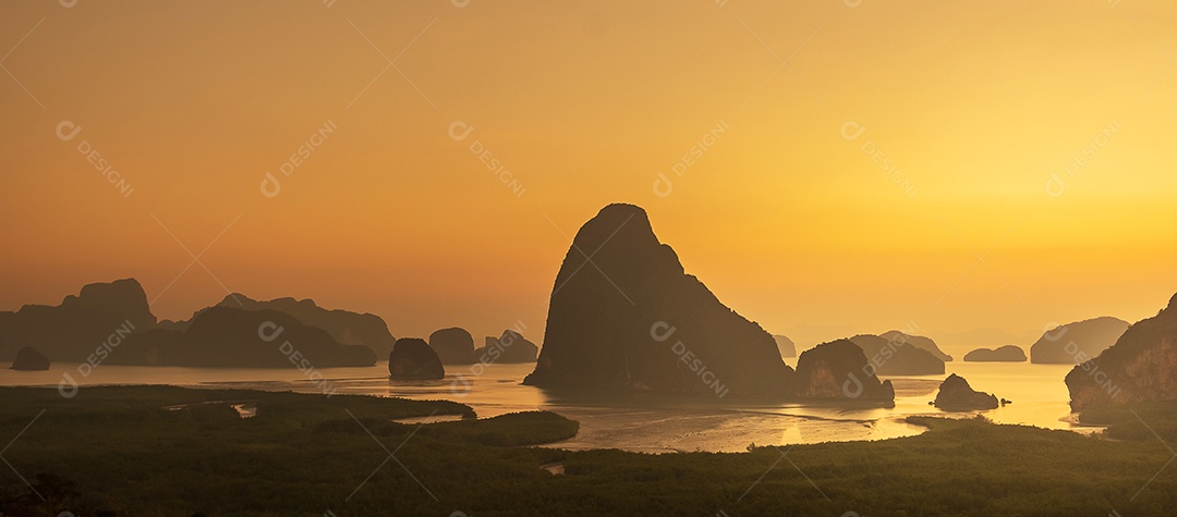 Ponto de vista da baía de Phang Nga do cenário em Samet Nang She perto de Phuket