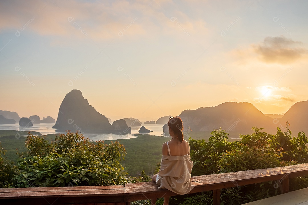 Mulher viajante feliz desfruta do ponto de vista da baía de Phang Nga, sozinho Touri