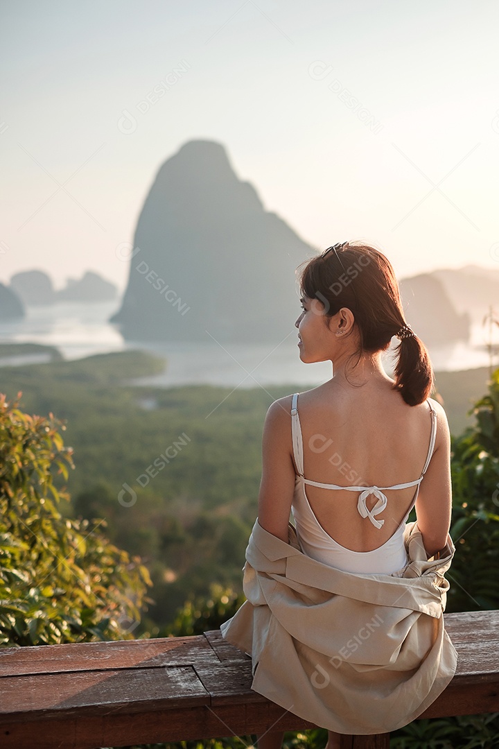 Mulher viajante feliz desfruta do ponto de vista da baía de Phang Nga, sozinho Touri