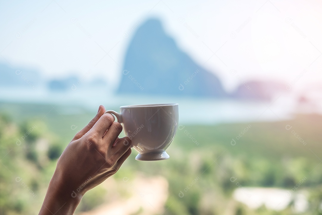 Mulher feliz em roupão segurando xícara de café quente ou caneca de chá depois.