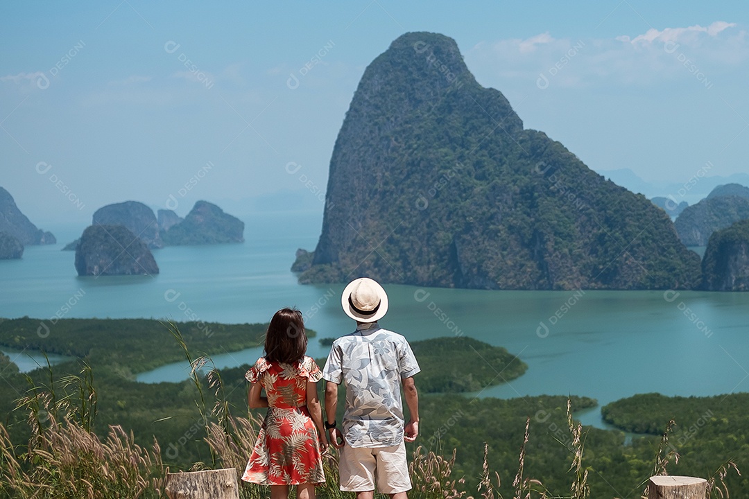 O viajante feliz do casal aprecia o ponto de vista da baía.