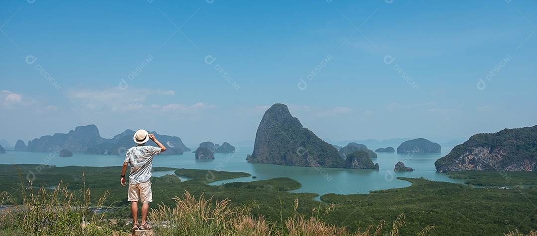 Viajante feliz desfruta do ponto de vista da baía de, turista sozinho.