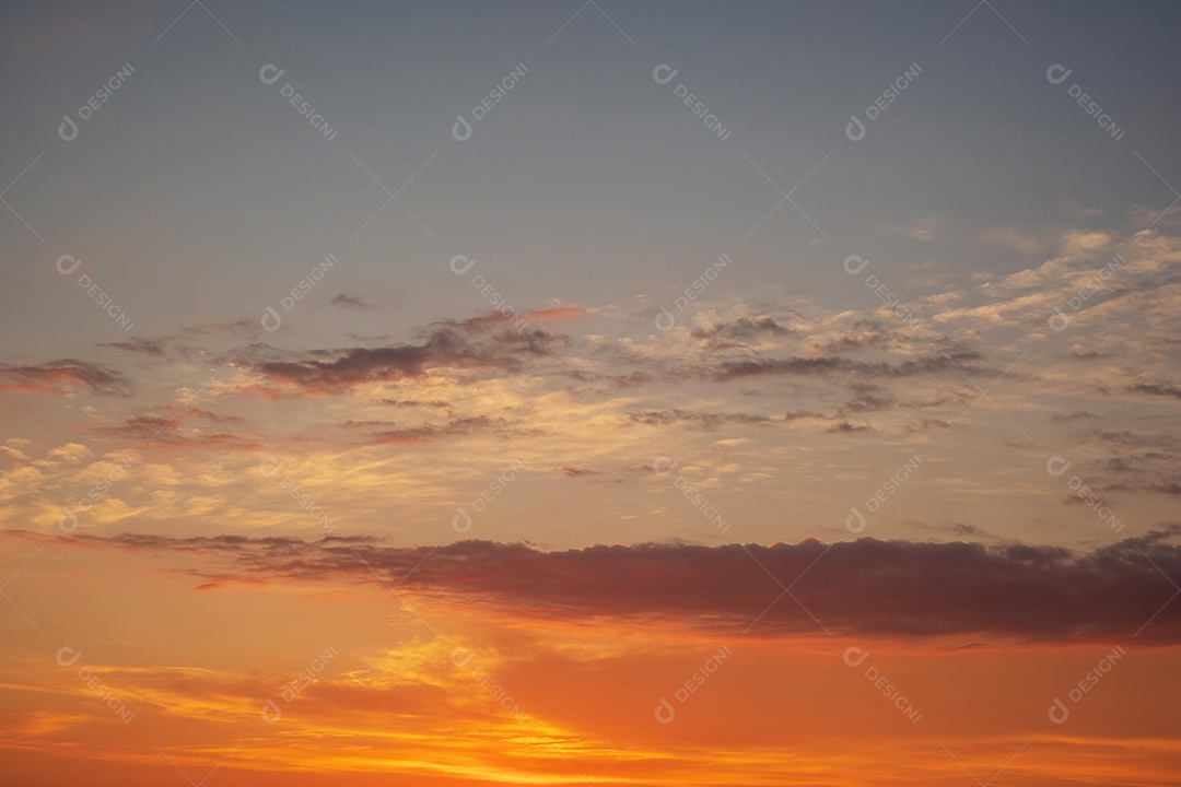 Belo pôr do sol sobre o oceano. Conceito de paisagem marinha.