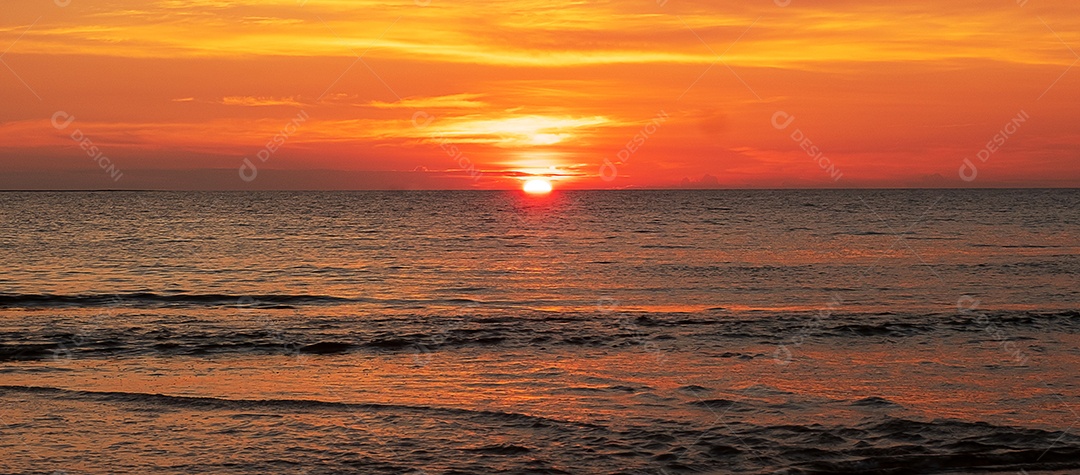 Belo pôr do sol sobre o oceano. Conceito de paisagem marinha.
