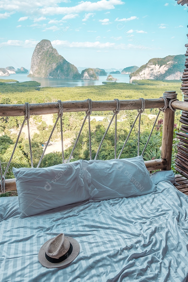 Laptop e chapéu contra o fundo da baía de turistas.