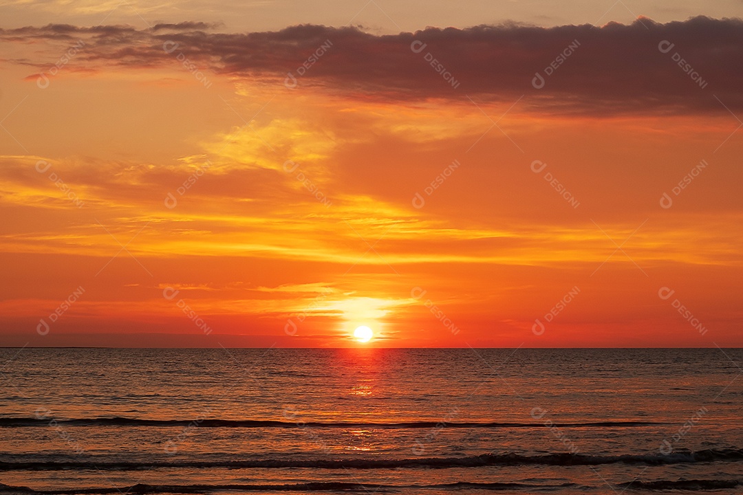 Belo pôr do sol sobre o oceano. Conceito de paisagem marinha.