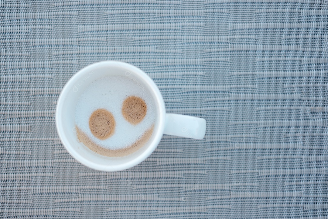 Forma de rosto de sorriso de café cappuccino quente. Tenha um conceito de bom dia.