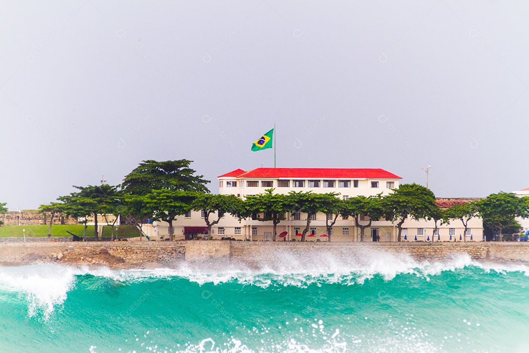 Grandes ondas quebrando na praia de Copacabana durante um grande swell que atingiu a cidade em 2021.