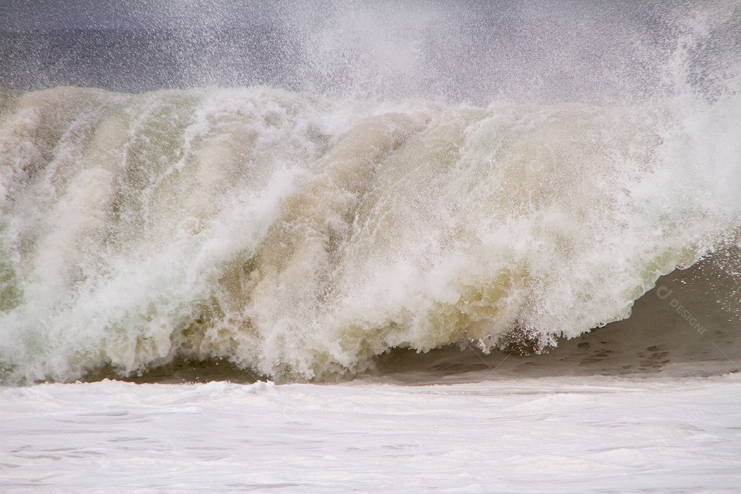 Grandes ondas quebrando na praia de Copacabana durante um grande swell que atingiu a cidade em 2021.