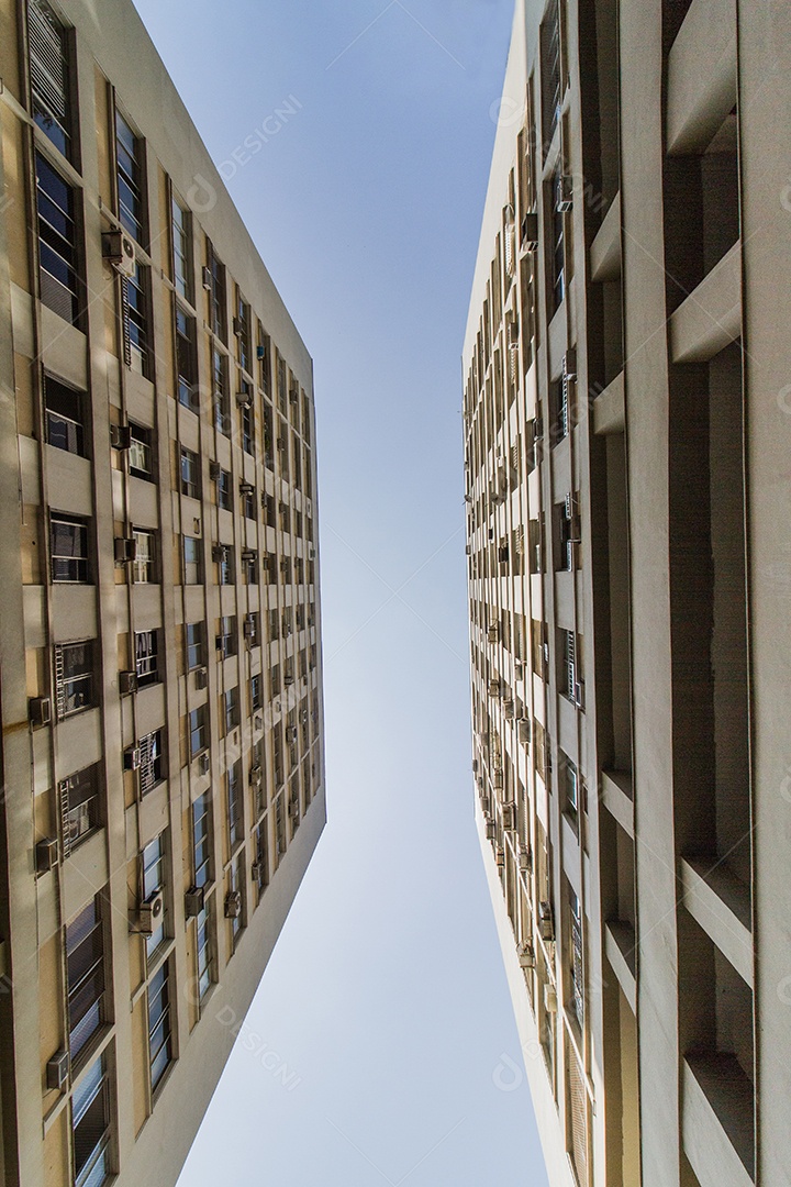 vista de um edifício em perspectiva Contra-Plongée no Rio de Janeiro Brasil.