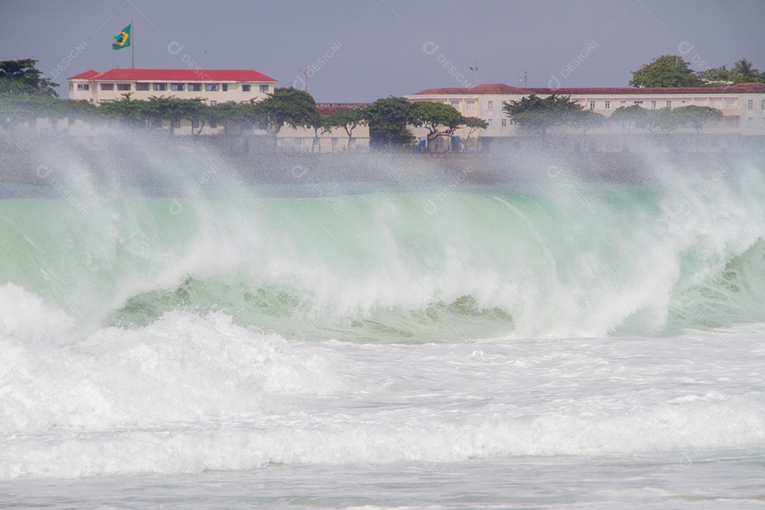 Grandes ondas quebrando na praia de Copacabana durante um grande swell que atingiu a cidade em 2021.