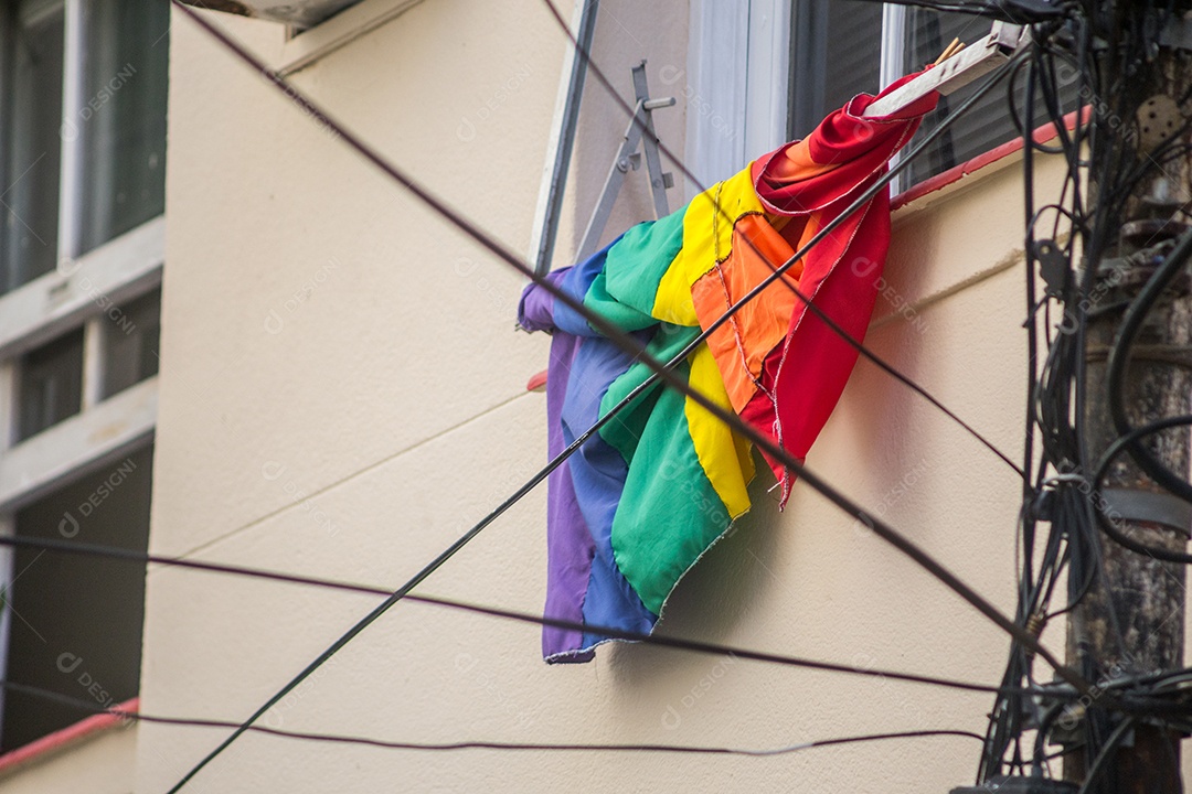 Bandeira LGBT dobrada em uma janela no Rio de Janeiro Brasil.