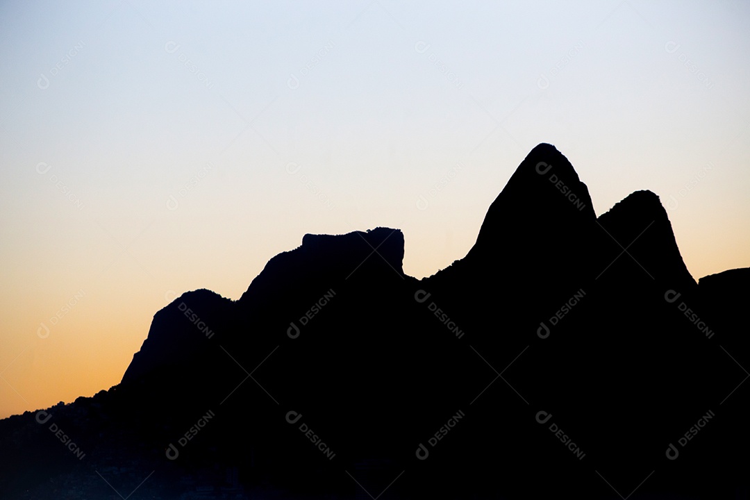 Silhueta da pedra givea no Rio de Janeiro.