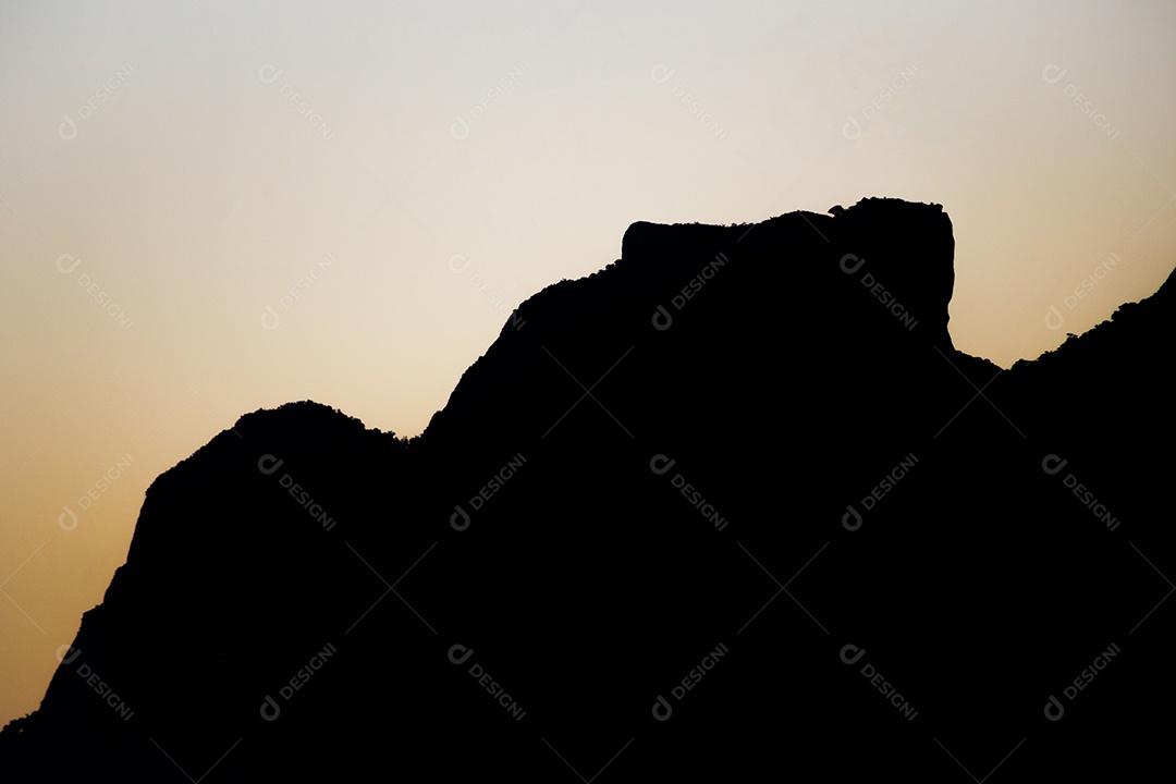 Silhueta de pedra gavea e irmão de duas colinas no rio de janeiro.