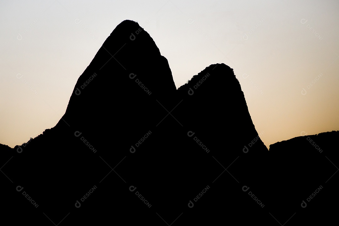 Silhueta da pedra givea no Rio de Janeiro.