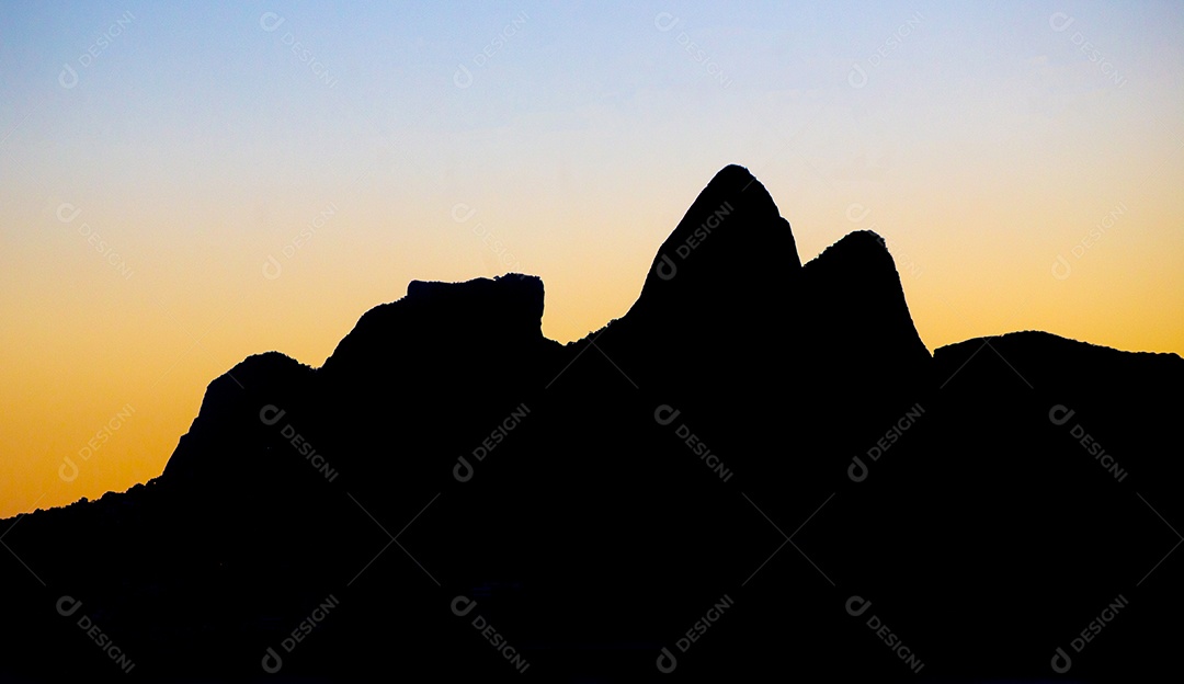 Silhueta da pedra givea no Rio de Janeiro.