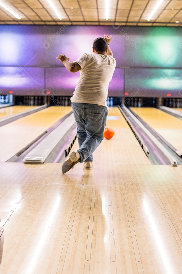 homem preparando uma jogada de boliche no rio de janeiro.