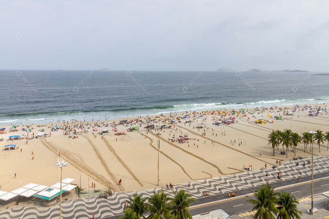 homem preparando uma jogada de boliche no rio de janeiro.