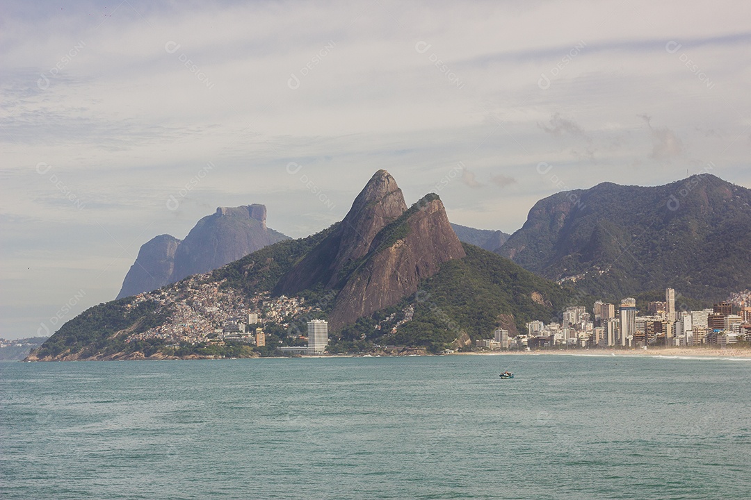 praia de ipanema, duas colinas irmão e pedra gavela no Rio de Janeiro, Brasil.