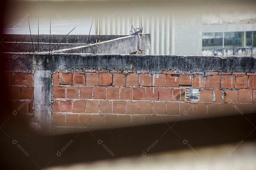 parede de tijolo vermelho, muito comum na favela do Rio de Janeiro e do Brasil.