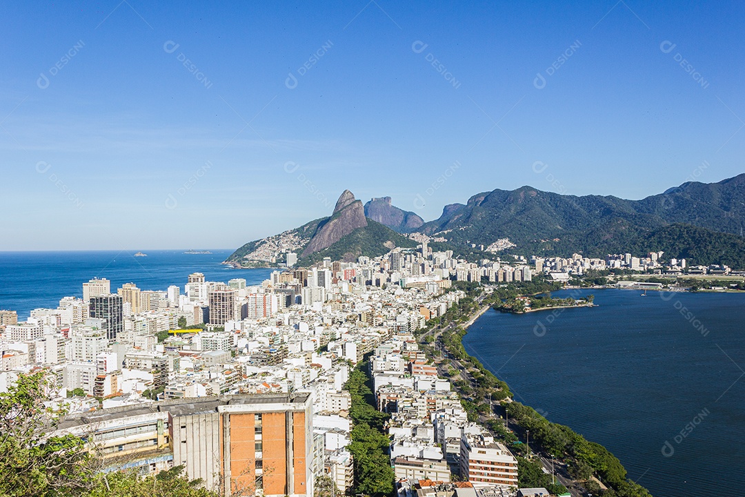 O bairro de Ipanema e a Lagoa Rodrigo de Freitas, vistos do alto do Morro do Cantagalo, no Rio de Janeiro.