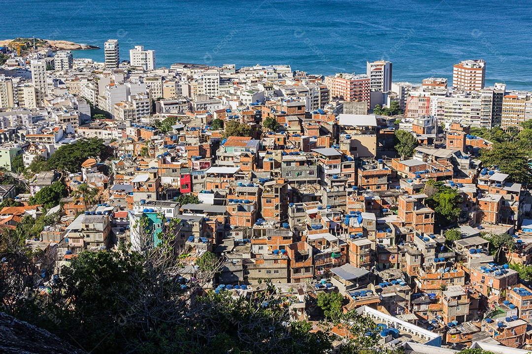 morro do cantagalo com o bairro de ipanema e a praia do arpoador ao fundo no rio de janeiro.