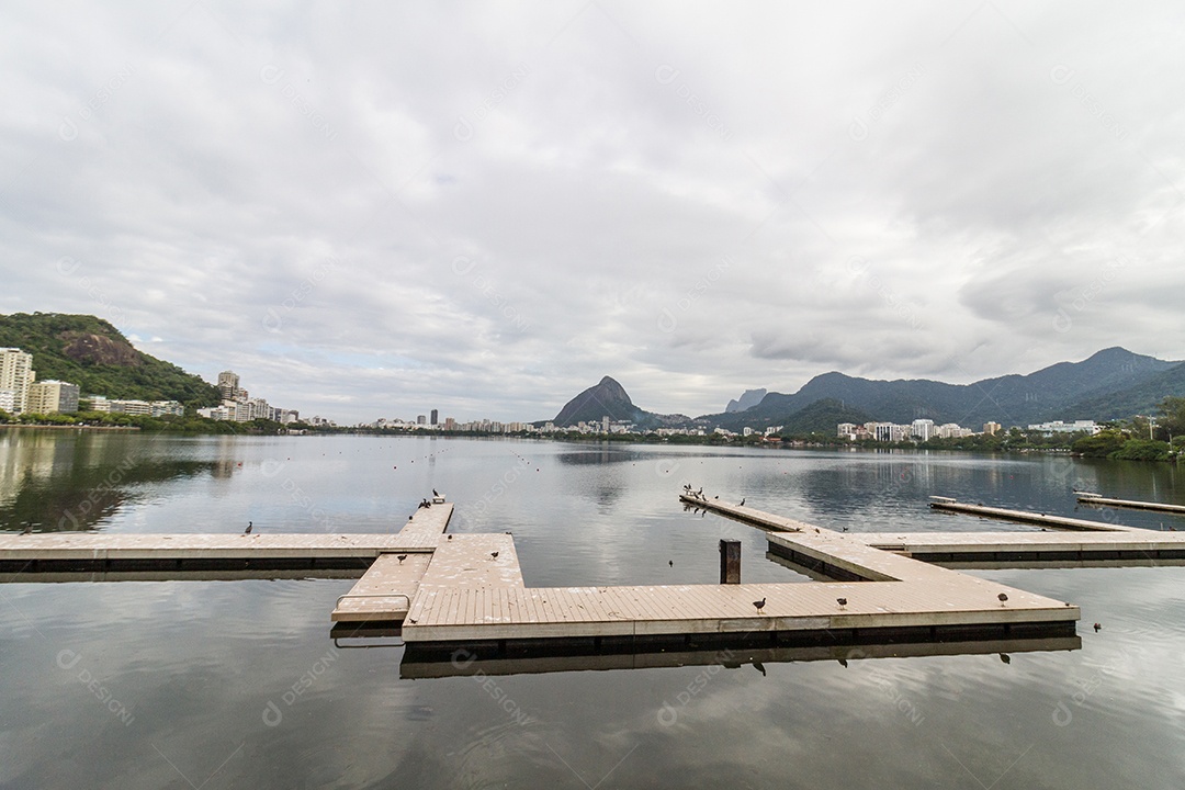 vista da Lagoa Rodrigo de Freitas no Rio de Janeiro, Brasil.