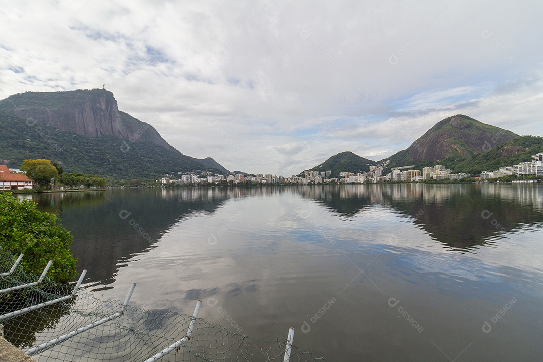 vista da Lagoa Rodrigo de Freitas no Rio de Janeiro, Brasil.