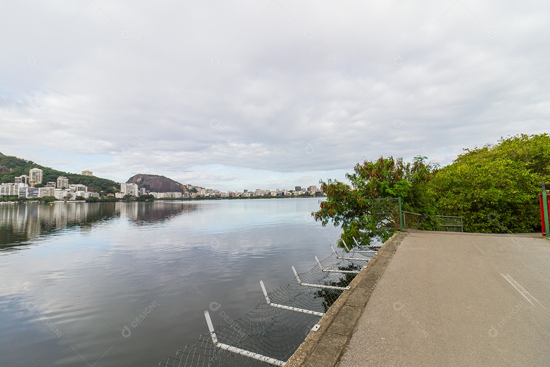 vista da Lagoa Rodrigo de Freitas no Rio de Janeiro, Brasil.
